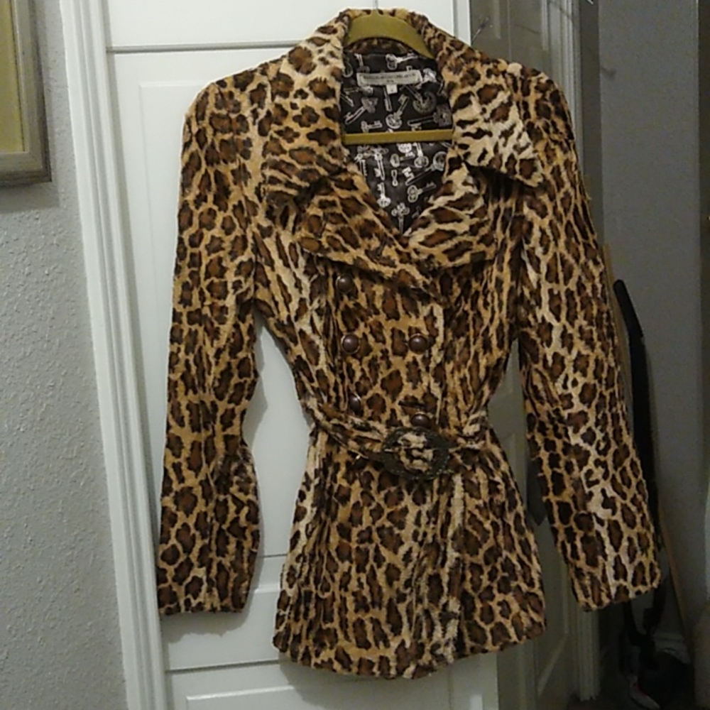 Faux fur leopard jacket with buckle sash around the waist.